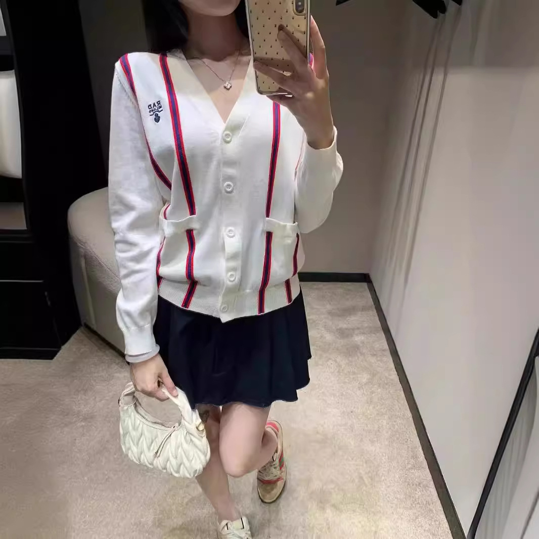 Loose V-neck long-sleeved knitted top 3