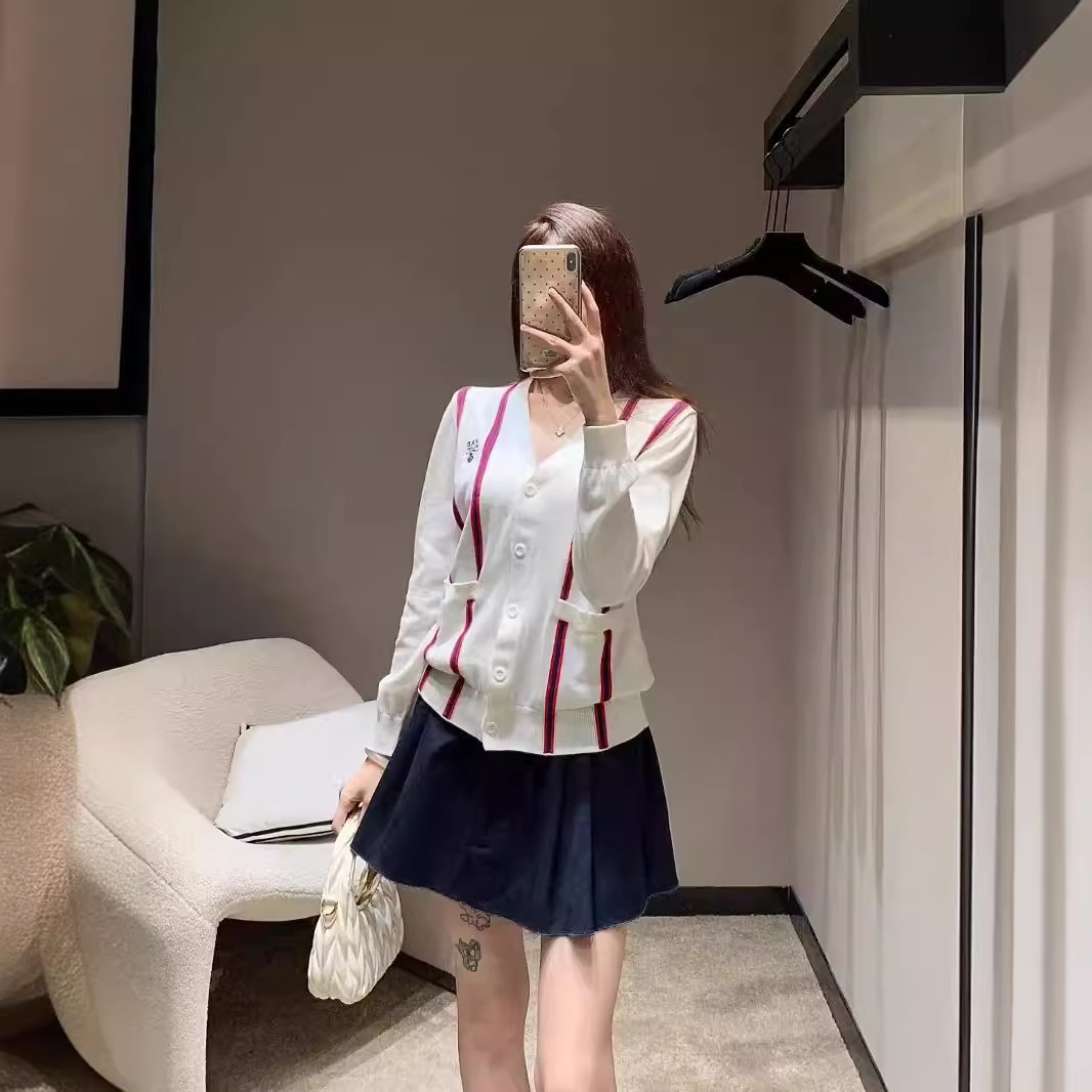 Loose V-neck long-sleeved knitted top 3