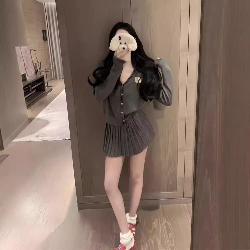 Contrast-edge knitted cardigan dress set 11