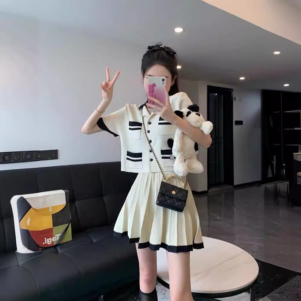 Chanel style knitted suit 41