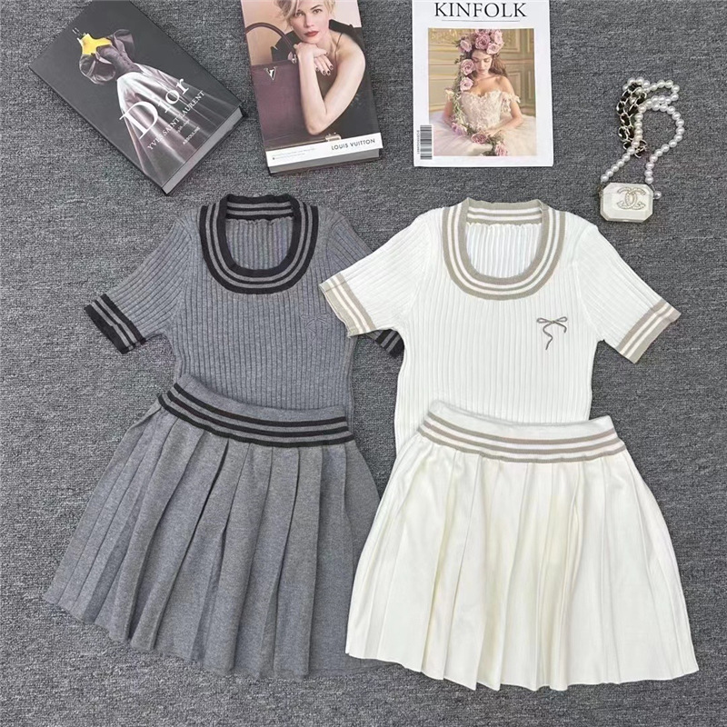 Knitted contrast color short-sleeved pleated skirt two-piece suit 42